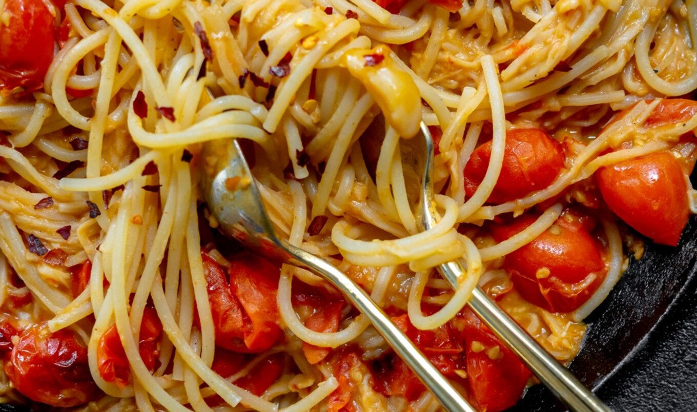 Creamy Vegan Tomato Hummus Pasta